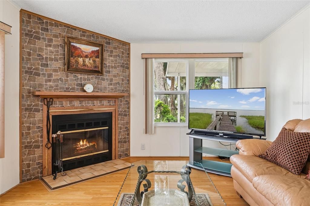 待售: $225,000 (2 贝兹, 2 浴室, 1594 平方英尺)