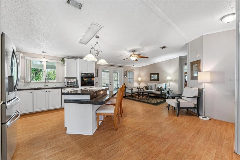 待售: $225,000 (2 贝兹, 2 浴室, 1594 平方英尺)