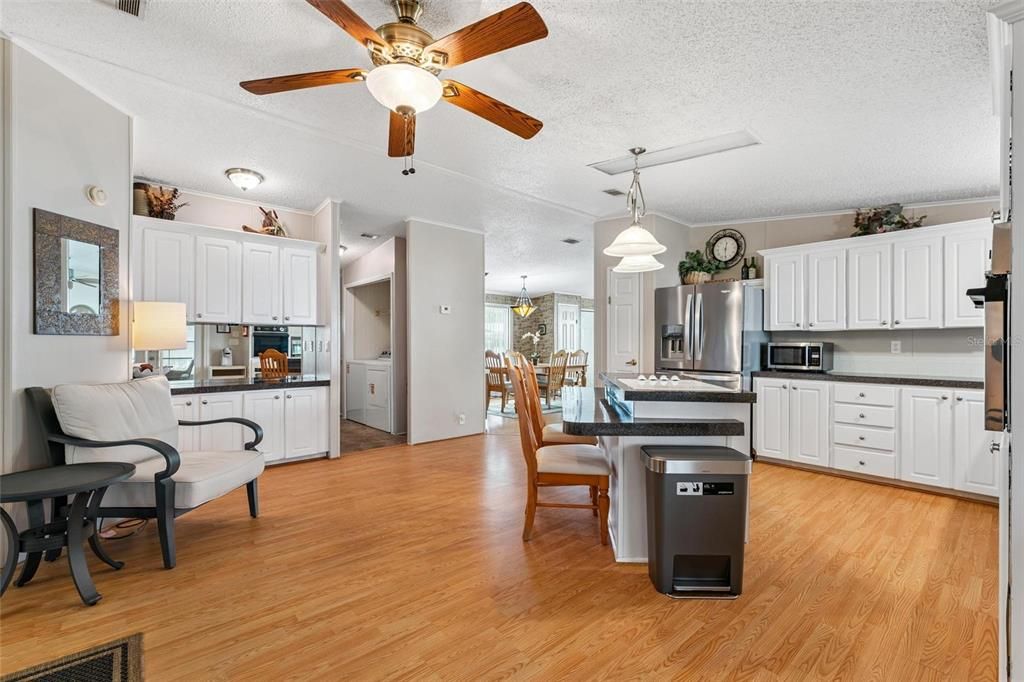 待售: $225,000 (2 贝兹, 2 浴室, 1594 平方英尺)