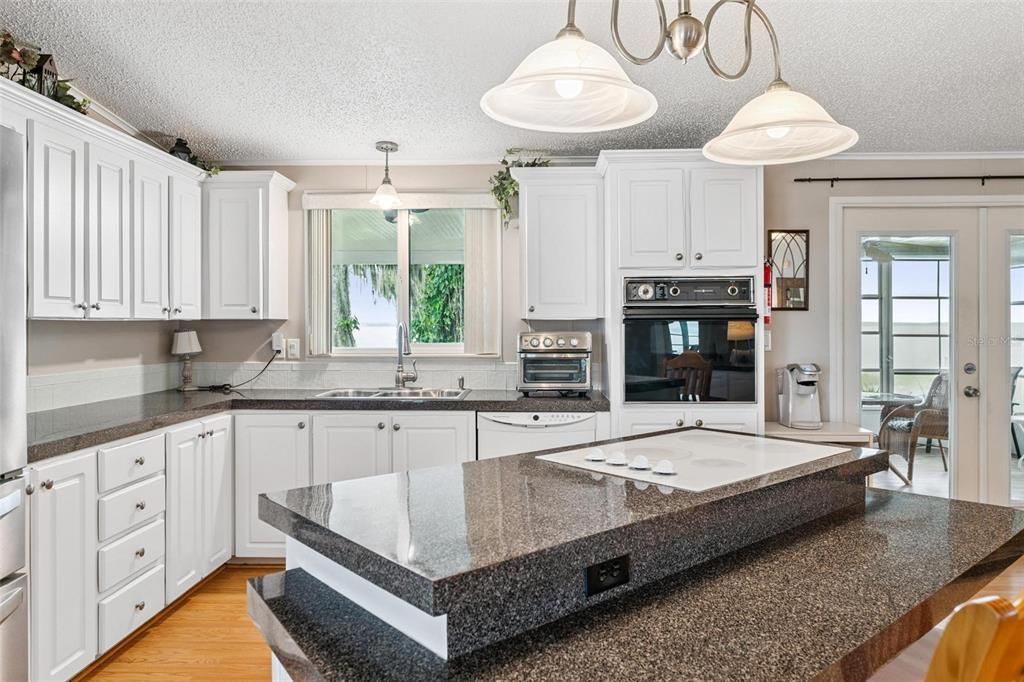 待售: $225,000 (2 贝兹, 2 浴室, 1594 平方英尺)