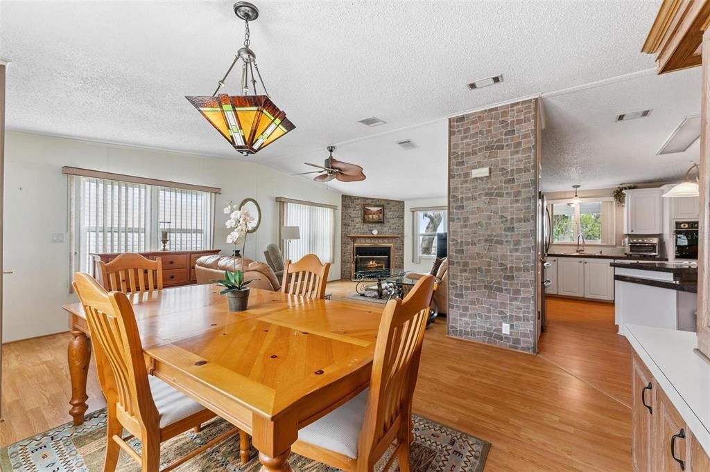 待售: $225,000 (2 贝兹, 2 浴室, 1594 平方英尺)