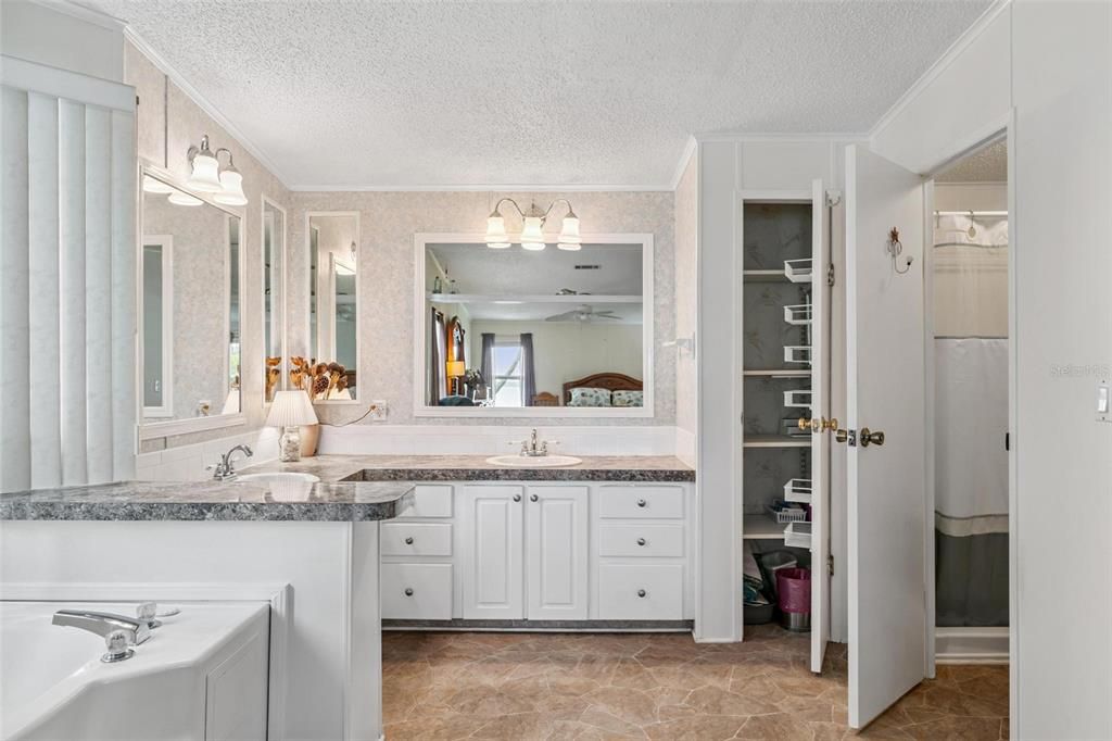 待售: $225,000 (2 贝兹, 2 浴室, 1594 平方英尺)