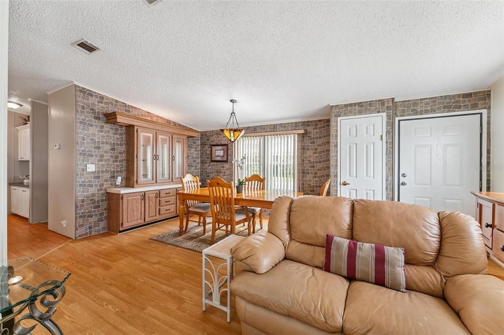 待售: $225,000 (2 贝兹, 2 浴室, 1594 平方英尺)