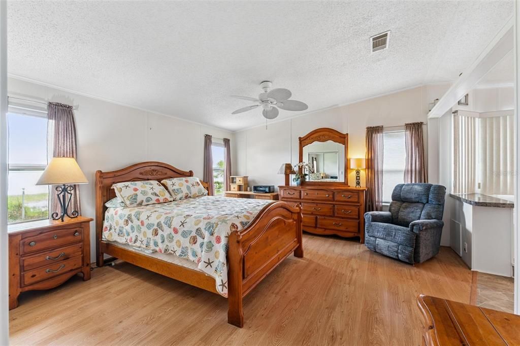 待售: $225,000 (2 贝兹, 2 浴室, 1594 平方英尺)