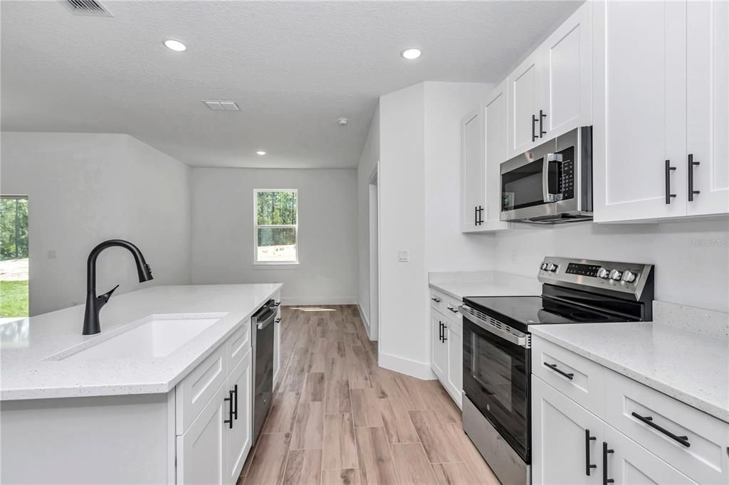 合同活跃: $320,000 (3 贝兹, 2 浴室, 1543 平方英尺)