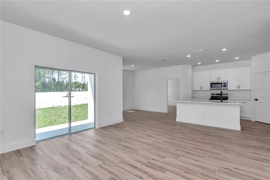 合同活跃: $320,000 (3 贝兹, 2 浴室, 1543 平方英尺)