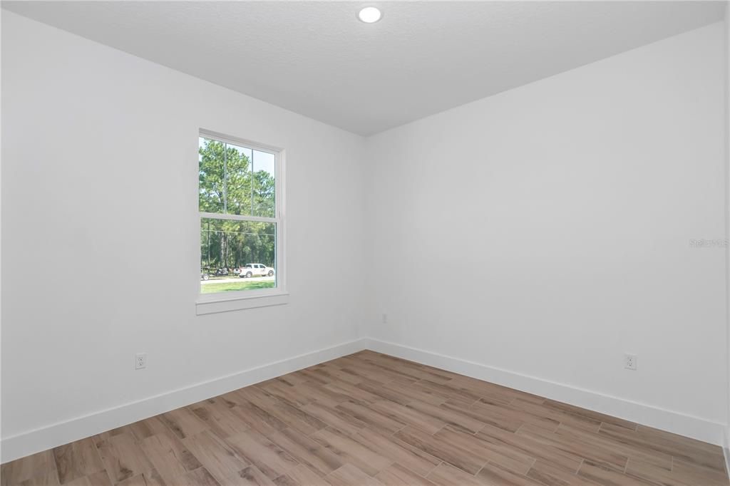 合同活跃: $320,000 (3 贝兹, 2 浴室, 1543 平方英尺)