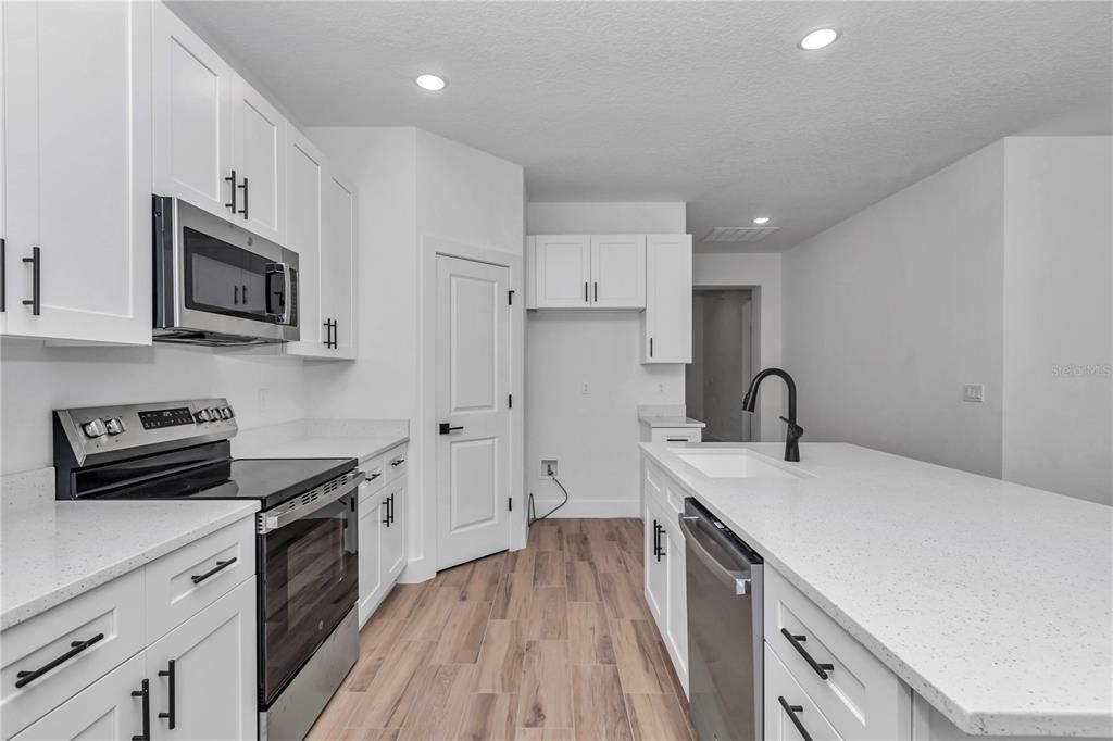 合同活跃: $320,000 (3 贝兹, 2 浴室, 1543 平方英尺)