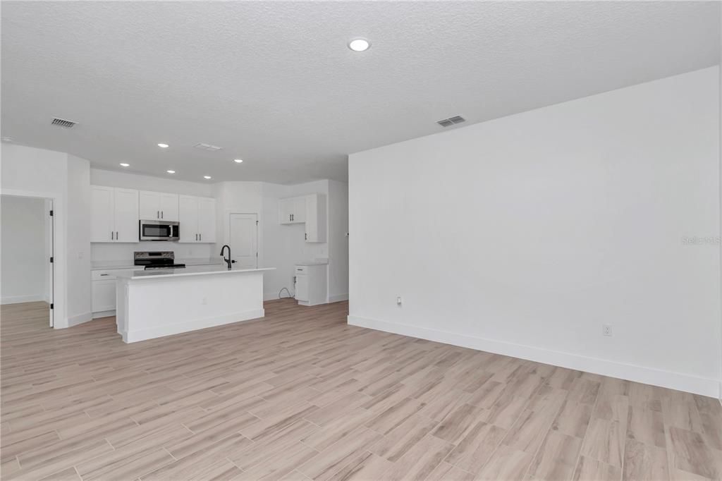 合同活跃: $320,000 (3 贝兹, 2 浴室, 1543 平方英尺)