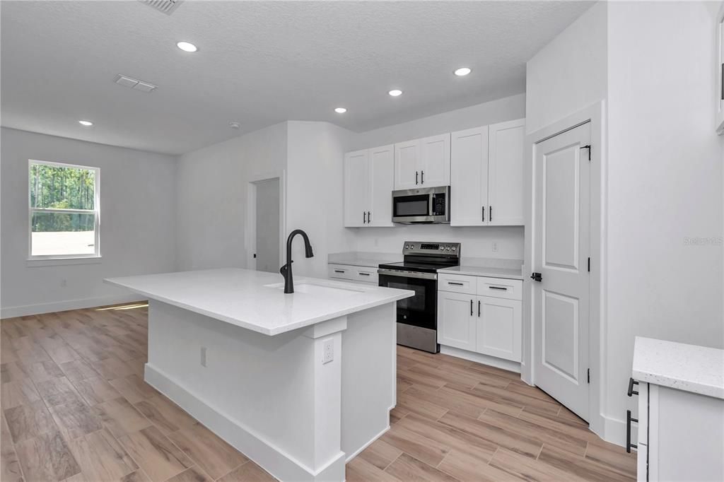 合同活跃: $320,000 (3 贝兹, 2 浴室, 1543 平方英尺)