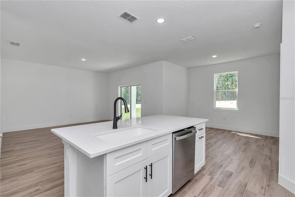 合同活跃: $320,000 (3 贝兹, 2 浴室, 1543 平方英尺)