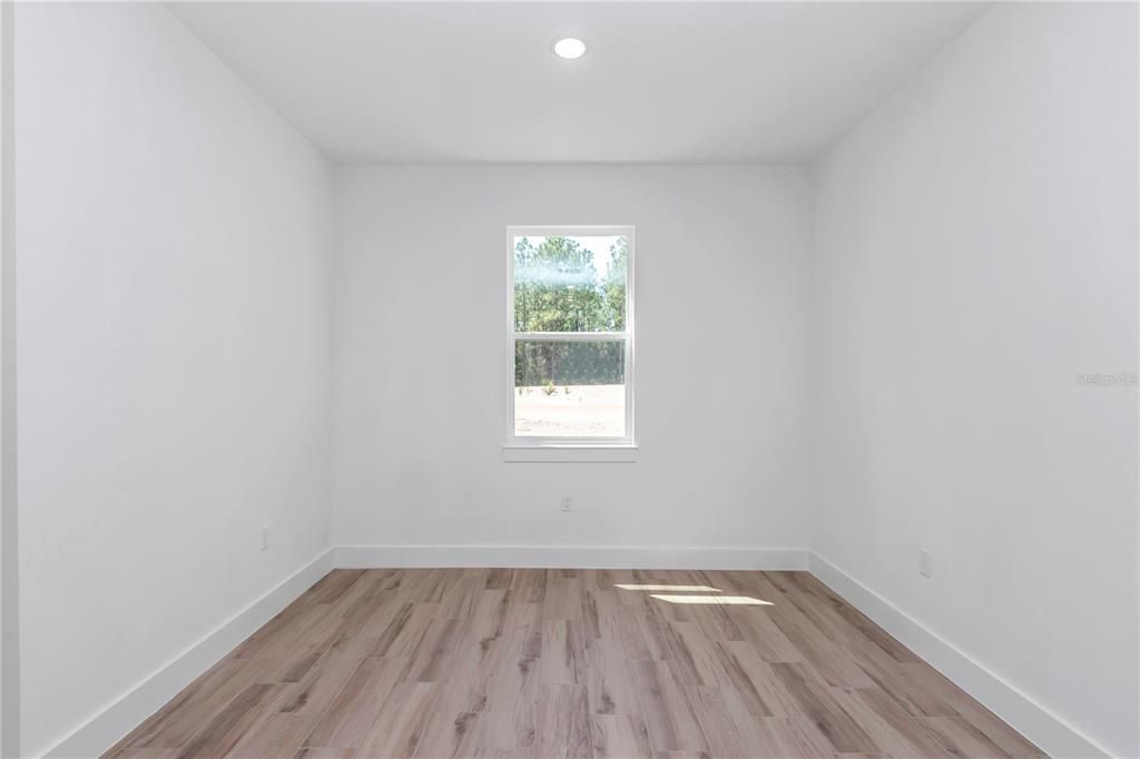 合同活跃: $320,000 (3 贝兹, 2 浴室, 1543 平方英尺)