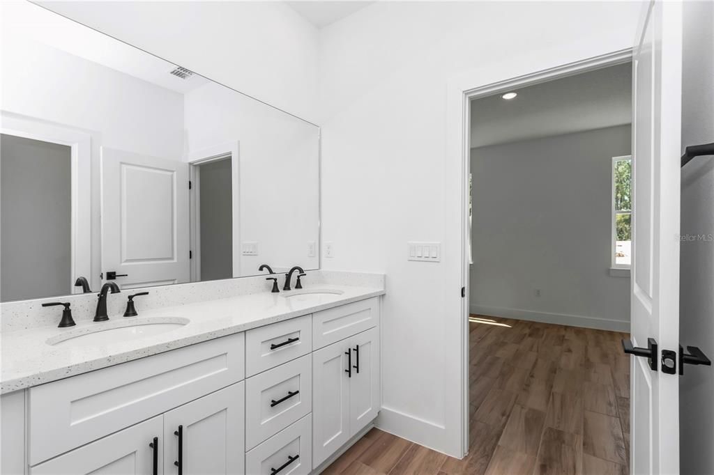 合同活跃: $320,000 (3 贝兹, 2 浴室, 1543 平方英尺)