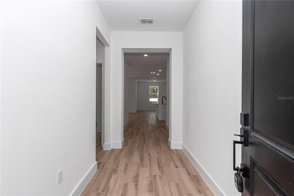 合同活跃: $320,000 (3 贝兹, 2 浴室, 1543 平方英尺)