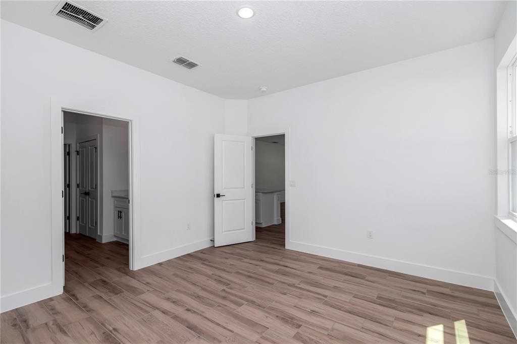 合同活跃: $320,000 (3 贝兹, 2 浴室, 1543 平方英尺)