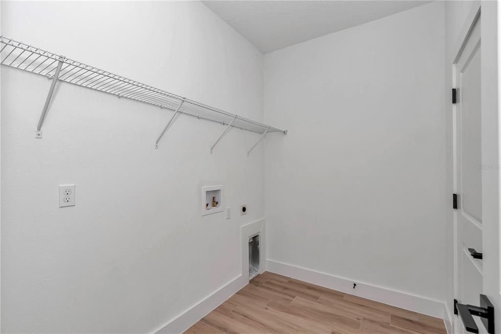 合同活跃: $320,000 (3 贝兹, 2 浴室, 1543 平方英尺)