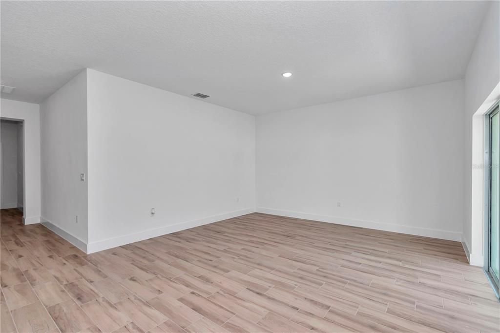 合同活跃: $320,000 (3 贝兹, 2 浴室, 1543 平方英尺)