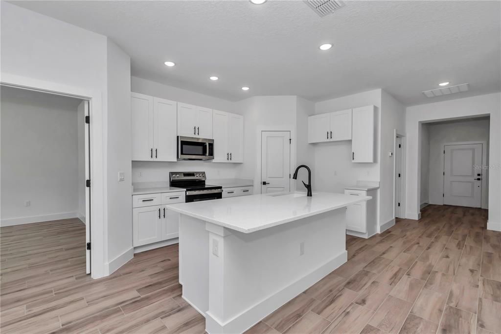 合同活跃: $320,000 (3 贝兹, 2 浴室, 1543 平方英尺)