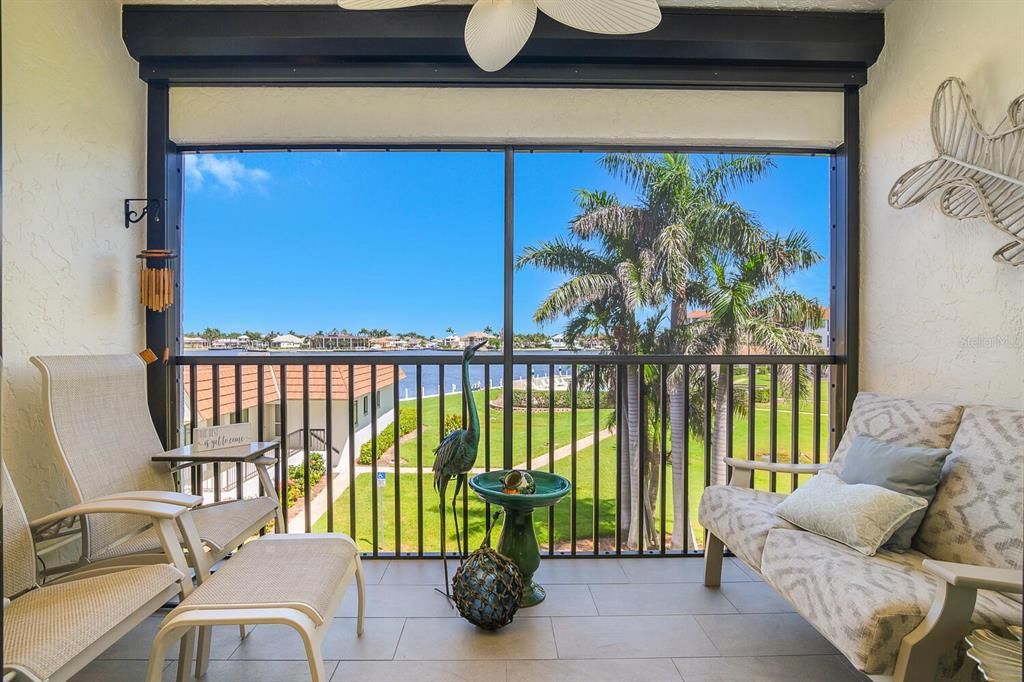 For Sale: $699,000 (2 beds, 2 baths, 990 Square Feet)