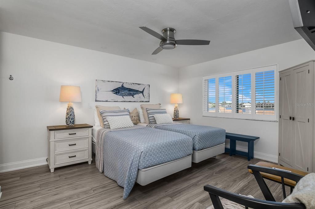 For Sale: $699,000 (2 beds, 2 baths, 990 Square Feet)