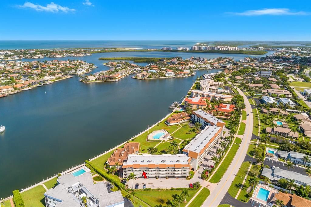 For Sale: $699,000 (2 beds, 2 baths, 990 Square Feet)