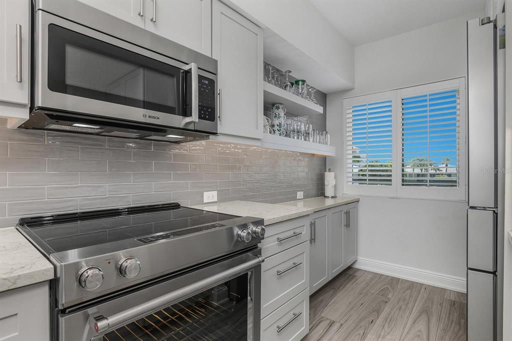 For Sale: $699,000 (2 beds, 2 baths, 990 Square Feet)