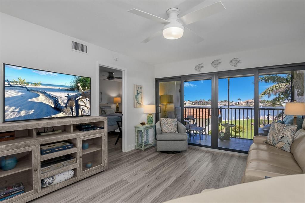 For Sale: $699,000 (2 beds, 2 baths, 990 Square Feet)