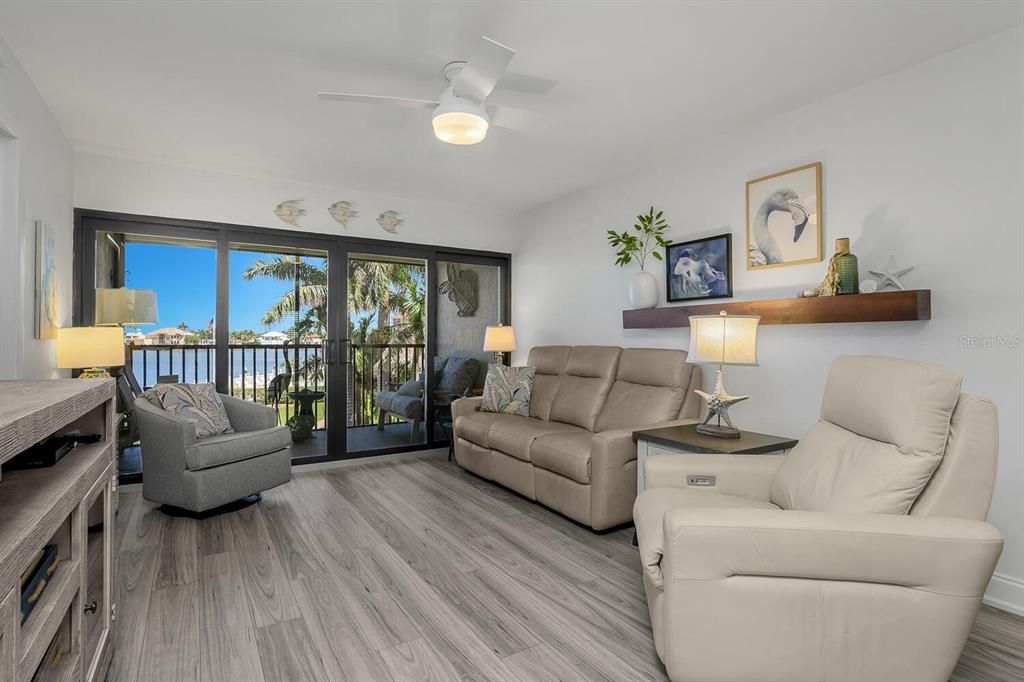 For Sale: $699,000 (2 beds, 2 baths, 990 Square Feet)