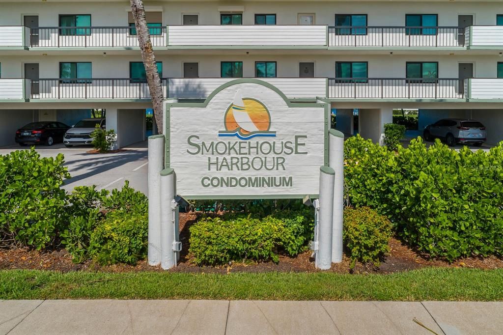 For Sale: $699,000 (2 beds, 2 baths, 990 Square Feet)