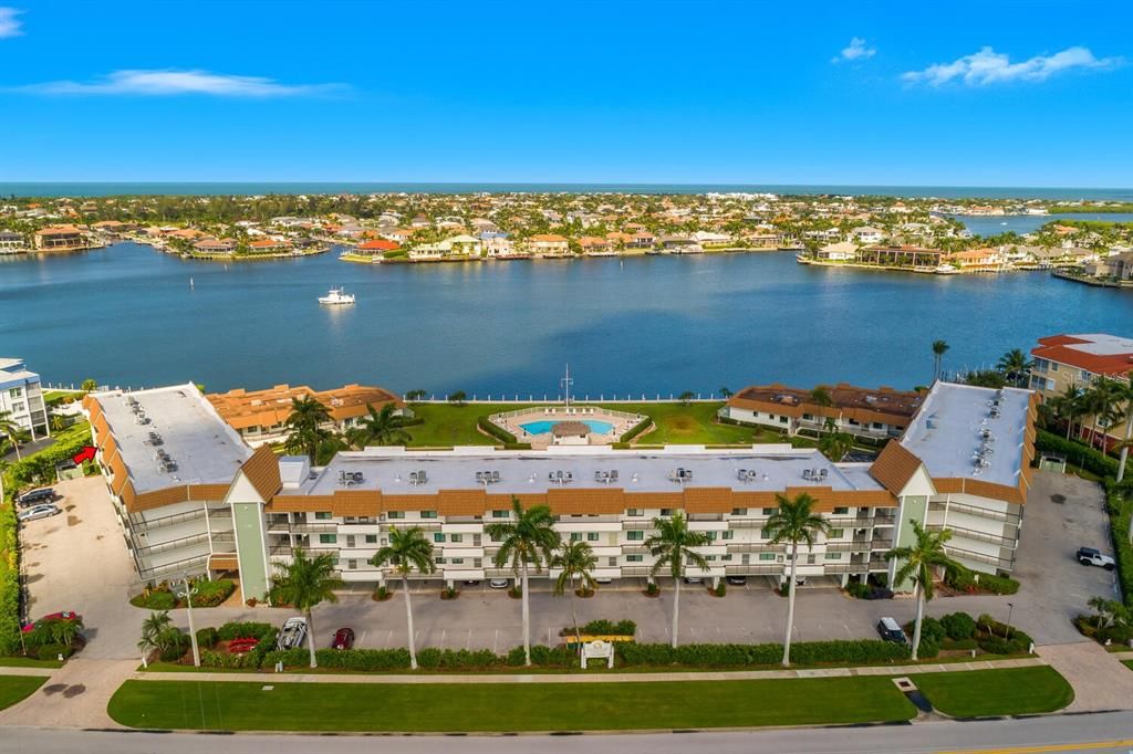 For Sale: $699,000 (2 beds, 2 baths, 990 Square Feet)