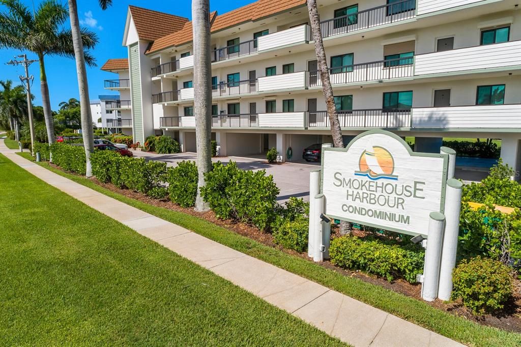 For Sale: $699,000 (2 beds, 2 baths, 990 Square Feet)