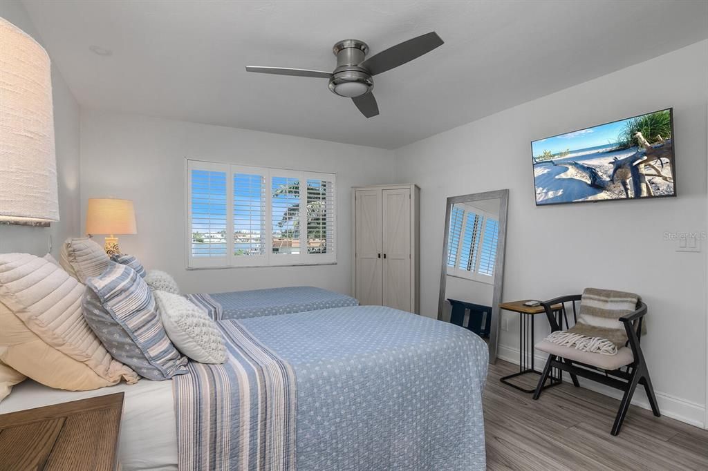 For Sale: $699,000 (2 beds, 2 baths, 990 Square Feet)