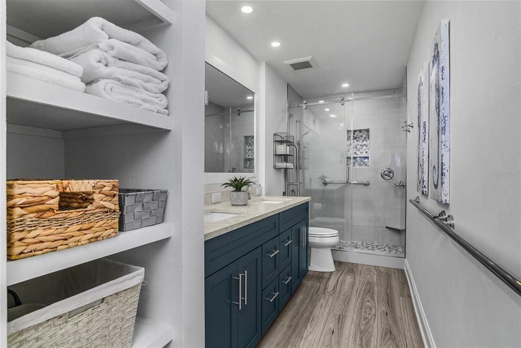 For Sale: $699,000 (2 beds, 2 baths, 990 Square Feet)