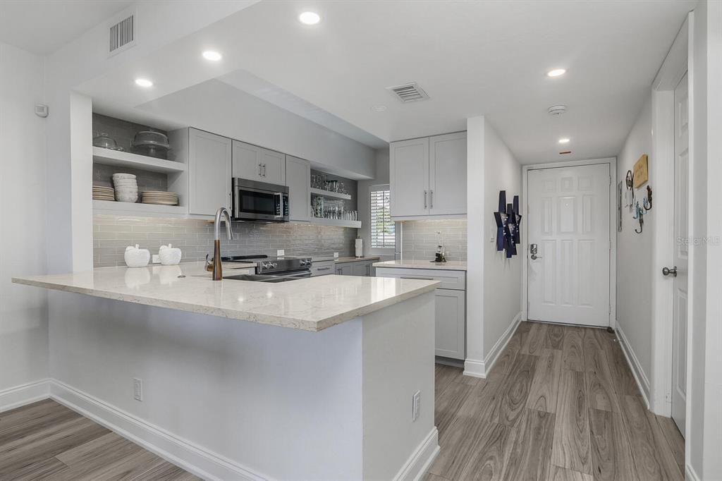 For Sale: $699,000 (2 beds, 2 baths, 990 Square Feet)