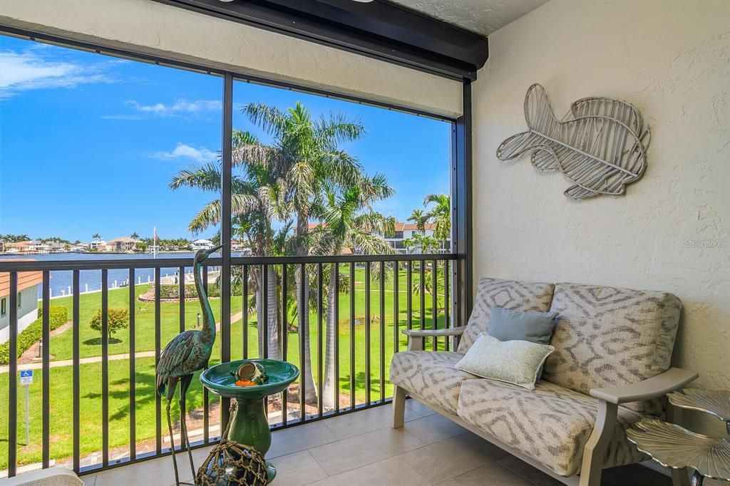 For Sale: $699,000 (2 beds, 2 baths, 990 Square Feet)