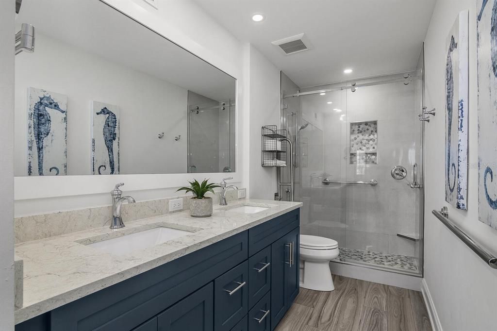 For Sale: $699,000 (2 beds, 2 baths, 990 Square Feet)