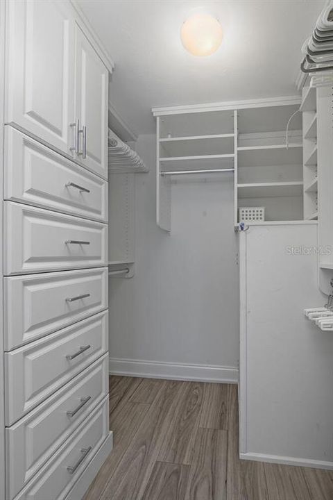 For Sale: $699,000 (2 beds, 2 baths, 990 Square Feet)