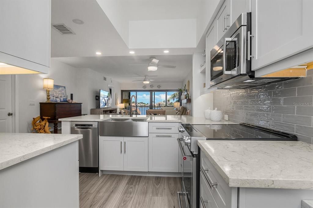 For Sale: $699,000 (2 beds, 2 baths, 990 Square Feet)