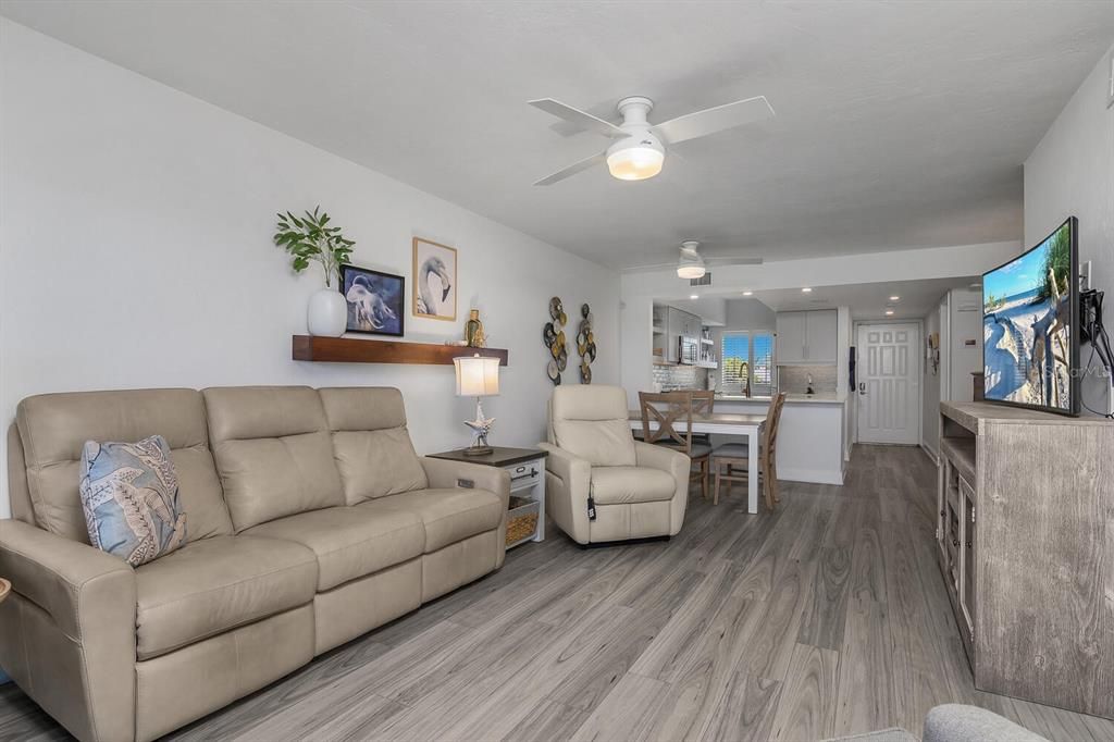 For Sale: $699,000 (2 beds, 2 baths, 990 Square Feet)