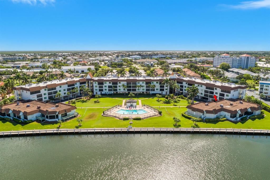 For Sale: $699,000 (2 beds, 2 baths, 990 Square Feet)