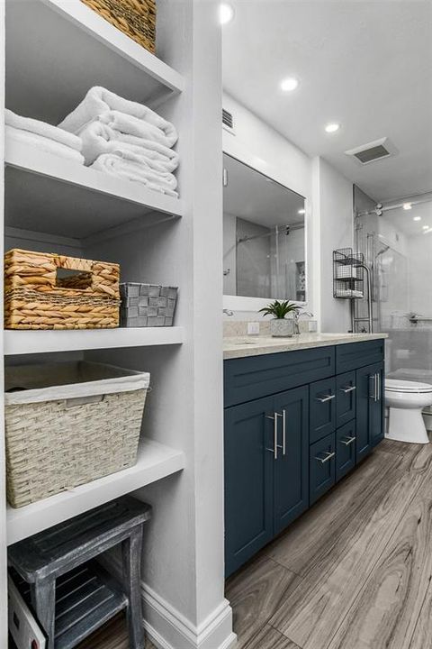 For Sale: $699,000 (2 beds, 2 baths, 990 Square Feet)