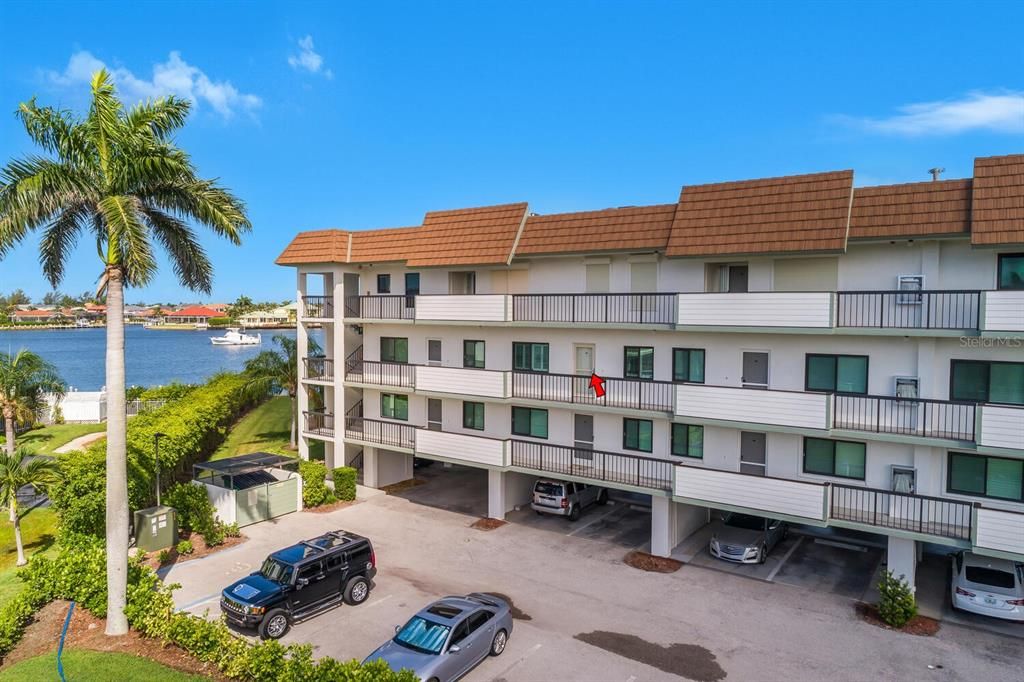 For Sale: $699,000 (2 beds, 2 baths, 990 Square Feet)