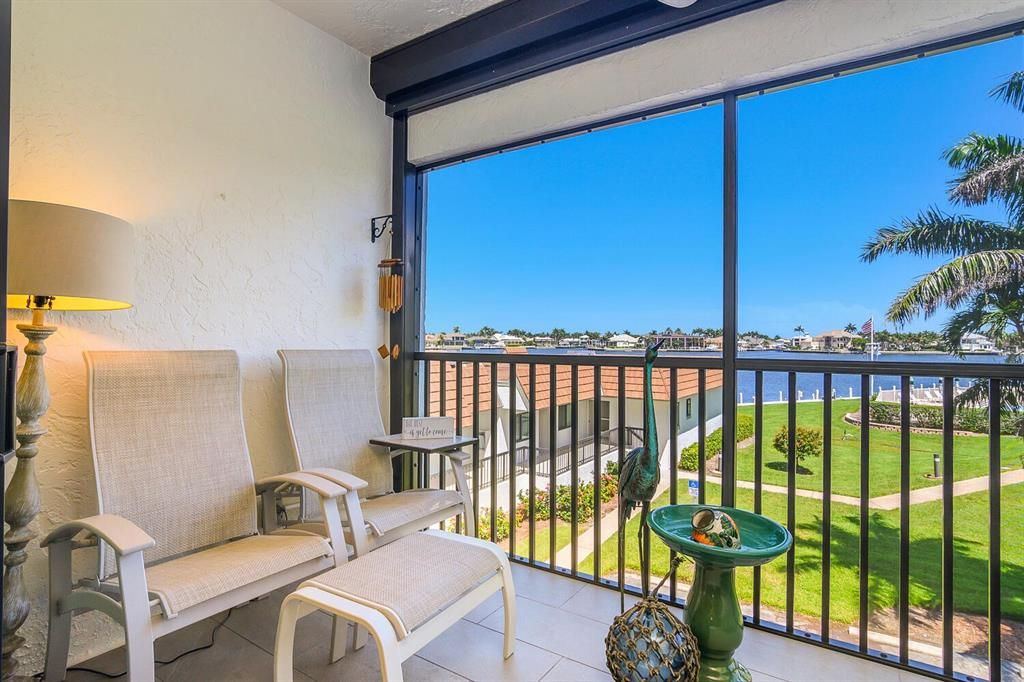 For Sale: $699,000 (2 beds, 2 baths, 990 Square Feet)