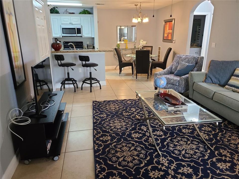 Active With Contract: $1,800 (1 beds, 1 baths, 732 Square Feet)