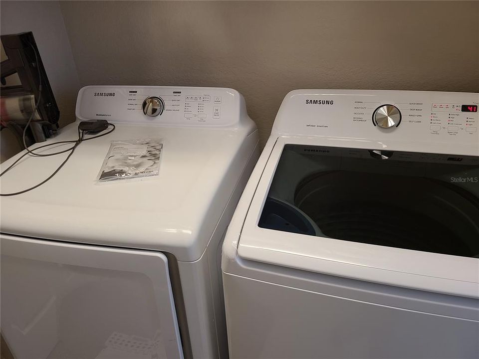 Active With Contract: $1,800 (1 beds, 1 baths, 732 Square Feet)