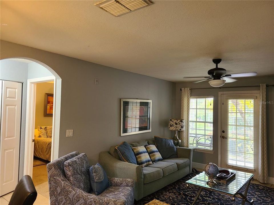 Active With Contract: $1,800 (1 beds, 1 baths, 732 Square Feet)