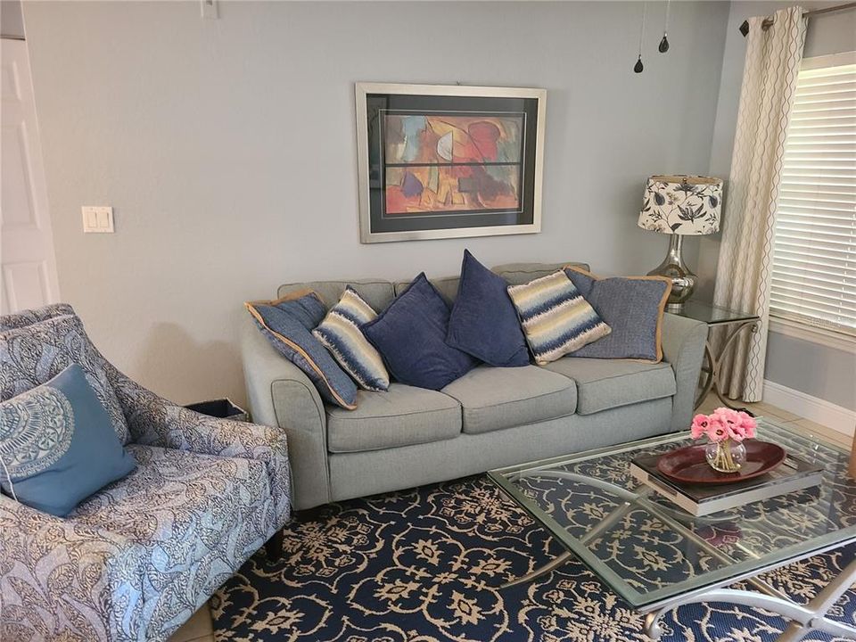 Active With Contract: $1,800 (1 beds, 1 baths, 732 Square Feet)