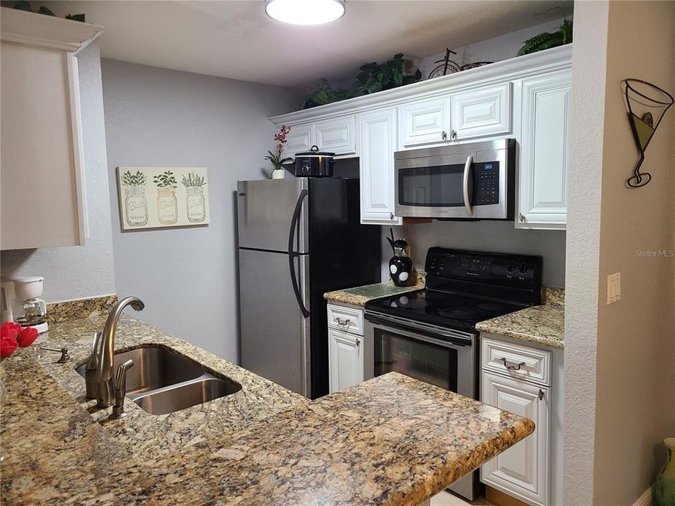 Active With Contract: $1,800 (1 beds, 1 baths, 732 Square Feet)