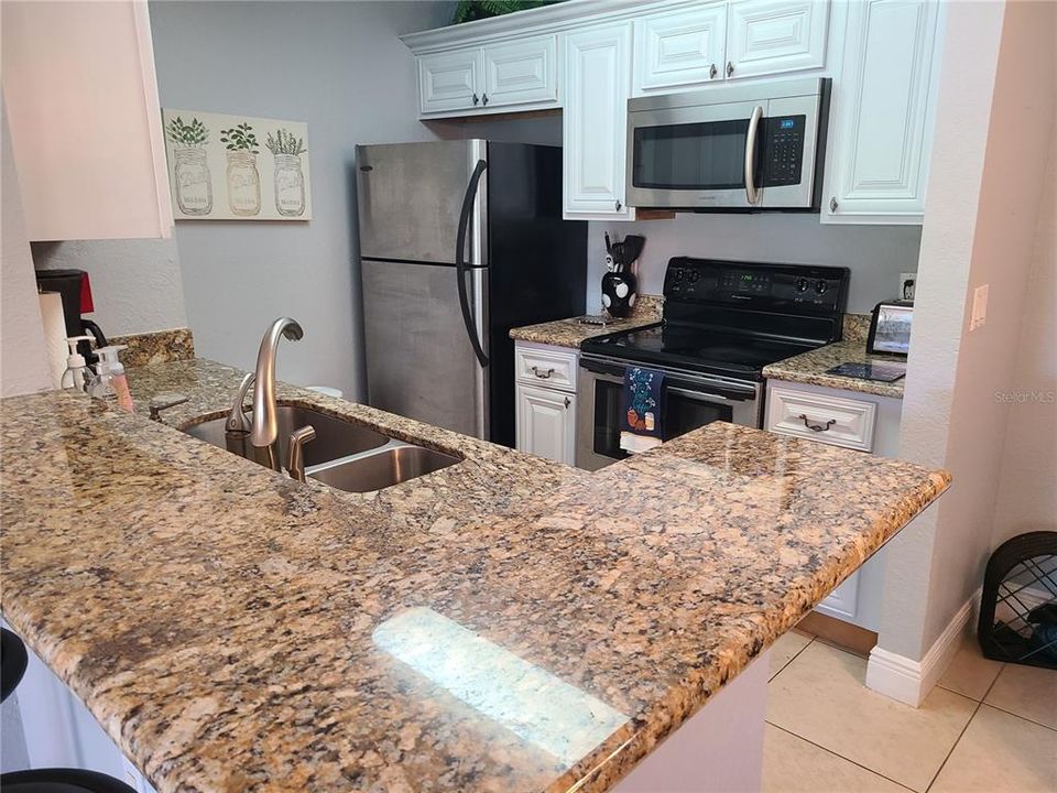 Active With Contract: $1,800 (1 beds, 1 baths, 732 Square Feet)