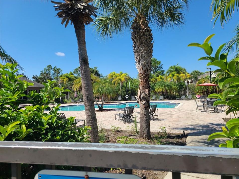 Active With Contract: $1,800 (1 beds, 1 baths, 732 Square Feet)